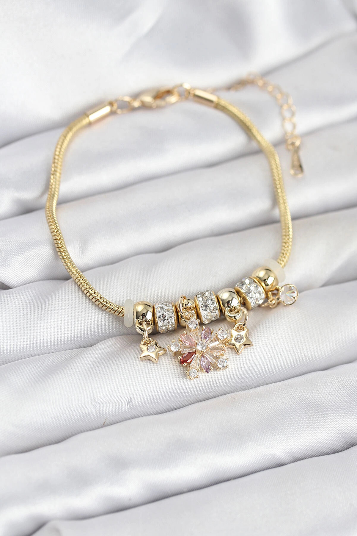 Buti̇k Pi̇ri̇n&ccedil; Gold Renk Renkli̇ Yıldız Charmlı Kadın Bi̇lekli̇k