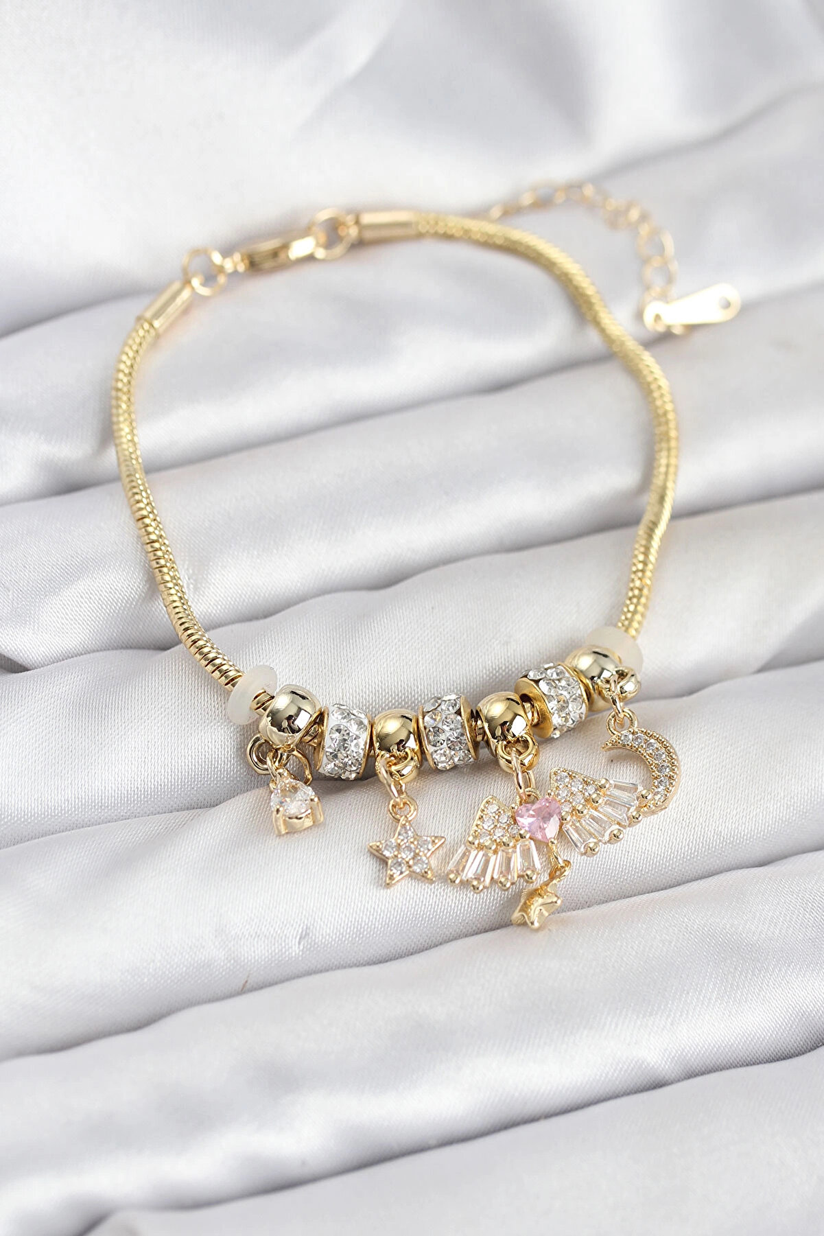 Buti̇k Pi̇ri̇n&ccedil; Gold Renk Kanatlı Charmlı Kadın Bi̇lekli̇k