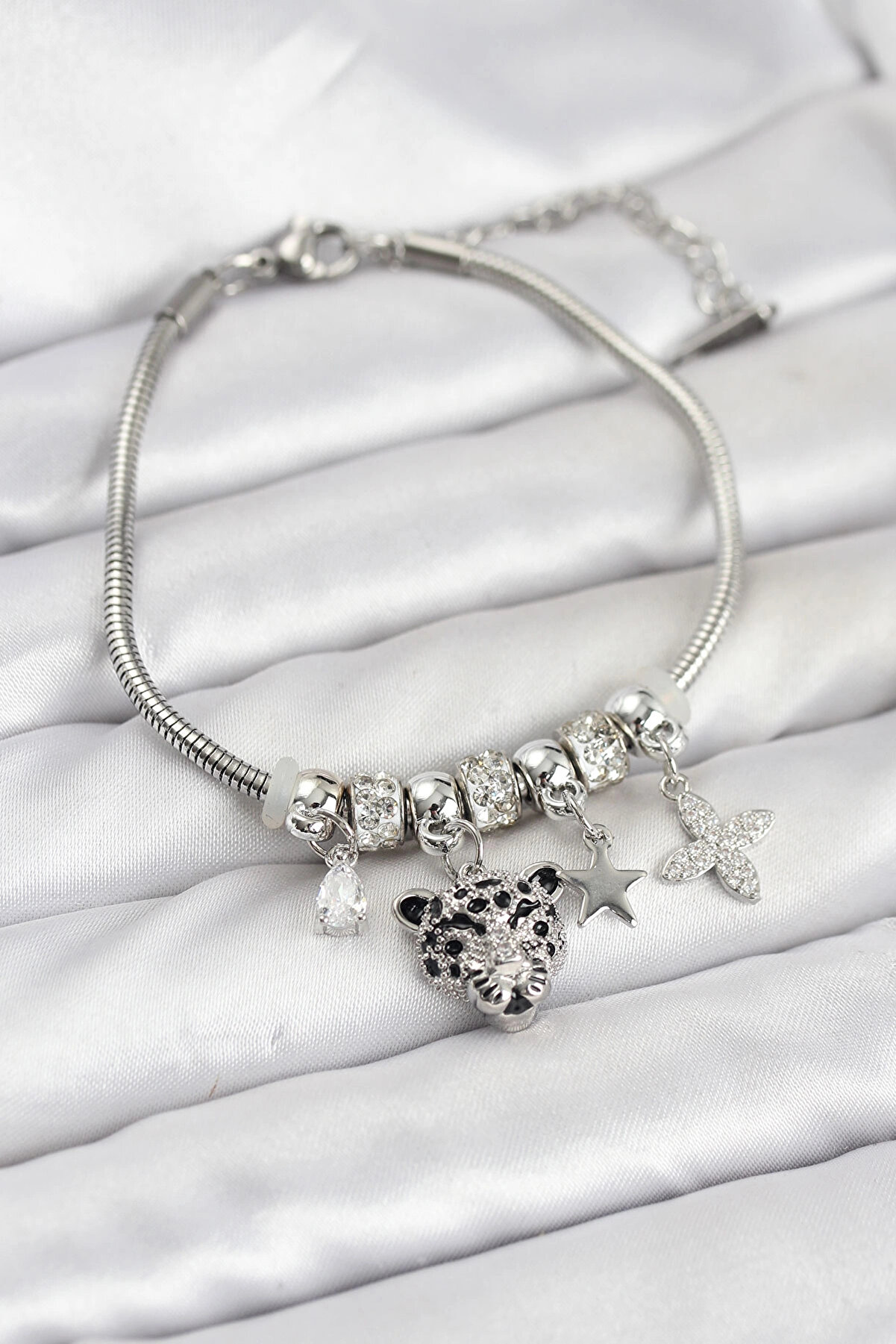 Buti̇k Pi̇ri̇n&ccedil; G&uuml;m&uuml;ş Renk Kaplan Model Charmlı Kadın Bi̇lekli̇k