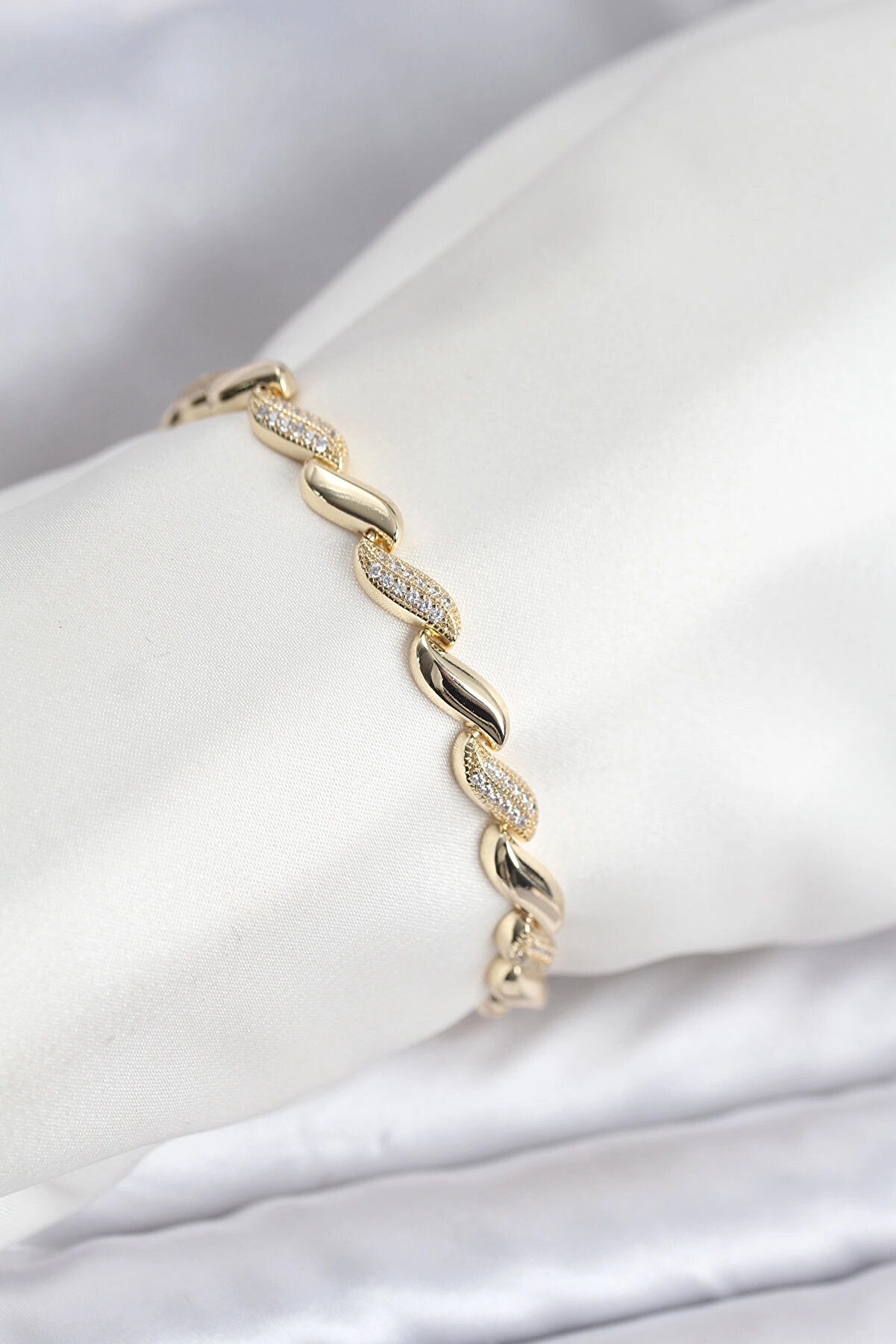 Buti̇k Gold Renk Sıralı Damla Model Zi̇rkon Taşlı Pi̇ri̇n&ccedil; Kadın Bi̇lekli̇k