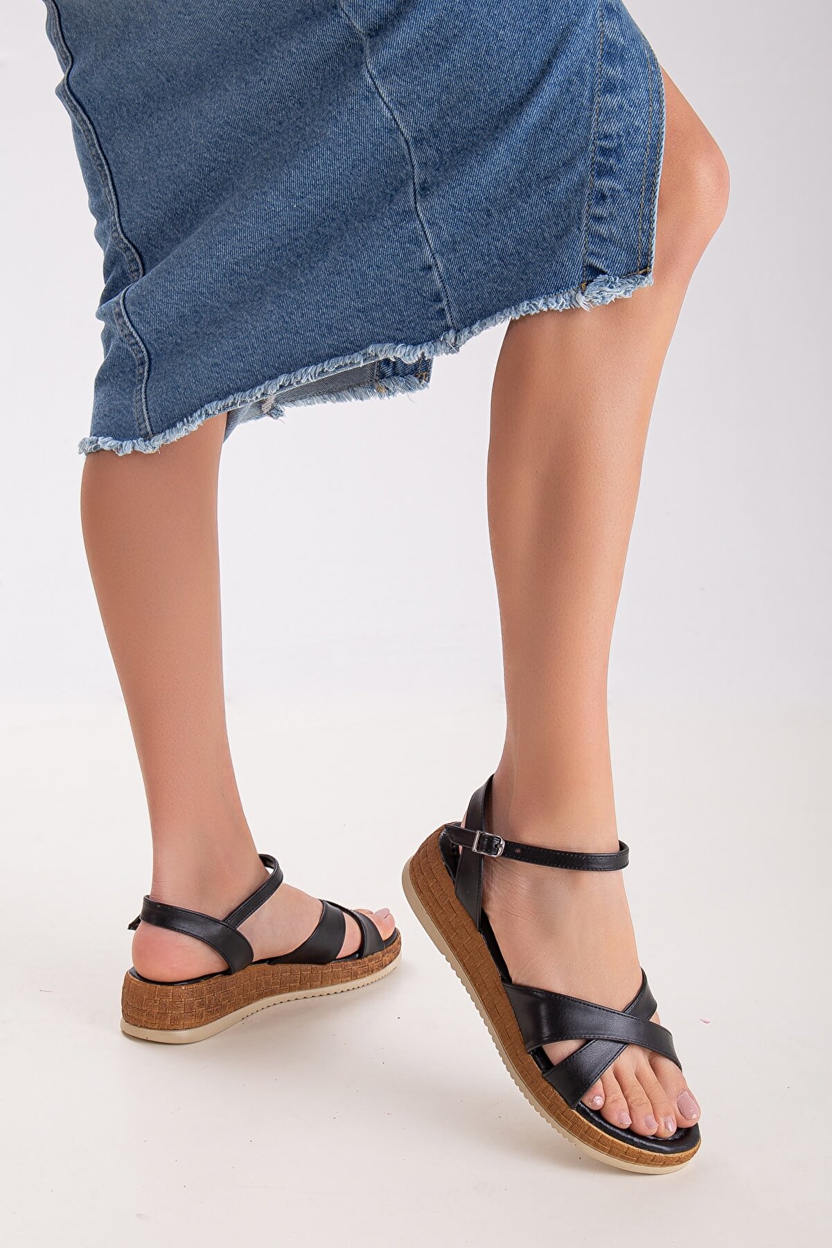 Gult Kadın Yazlık Çapraz Sandalet Si̇yah