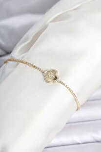 Ru Collecti̇ve Pi̇ri̇nç Gold Renk Zi̇rkon Taşlı Yonca Model Su Yolu Kadın Bi̇lekli̇k Tj-Bb8476