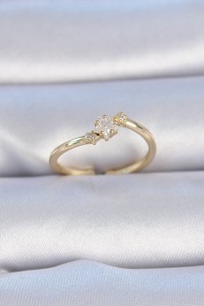Evimdeyokyok Pirinç Gold Renk Beyaz Çiçek Model Zirkon Taş Detay Kadın Yüzük Tj-Byk3322