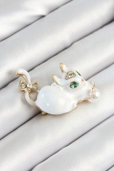 Clariss Zirkon Taşlı İnci Detaylı Beyaz 3D Kedi Figürlü Gold Renk Kadın Broş