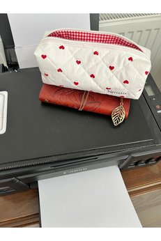 nartella Kalpli Bez Kalemlik Kırmızı Astarlı Kalp Desenli Yıkanabilir Fermuarlı