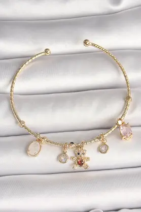 Toptan Bulurum Pirinç Gold Renk Sallantı Zirkon Taşlı Ayıcık Figür Kırmızı Kalp Detay Charm Kadın Bileklik