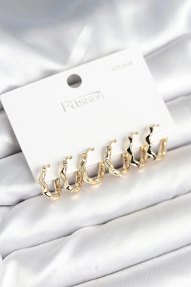 Buti̇k Gold Renk Pi̇ri̇nç Zi̇kzak Model 925 Ayar Gümüş Çi̇vi̇li̇ Kadın Küpe Seti̇