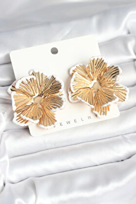 Buti̇k Pi̇ri̇nç Gold Renk Beyaz Mi̇ne Detaylı Lotus Kadın Küpe