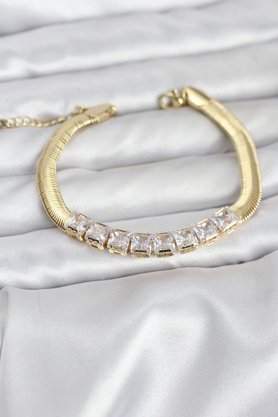 Buti̇k 316L Çeli̇k Gold Renk Kare Zi̇rkon Taşlı Yılan Zi̇nci̇rli̇ Kadın Bi̇lekli̇k
