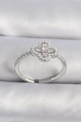 Veltico Pirinç Gümüş Renk Zirkon Taşlı Yonca Model İnci Detay Kadın Yüzük