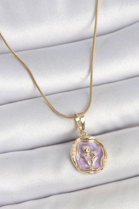 No Name 316L Çelik Gold Renk Zincir Mor Mineli Çiçek İşlemeli Portre Model Kadın Kolye