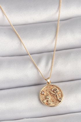 Brocksco Pirinç Gold Renk Zirkon Taş Detaylı Gül İşleme Madalyon Model Kadın Kolye