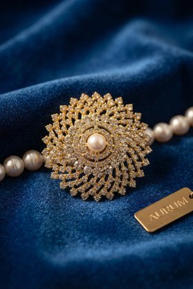 Ethab Giyim Gold Renk Zirkon Taşlı İnci Detaylı Kadın Broş 5886 - Glst2970-1048