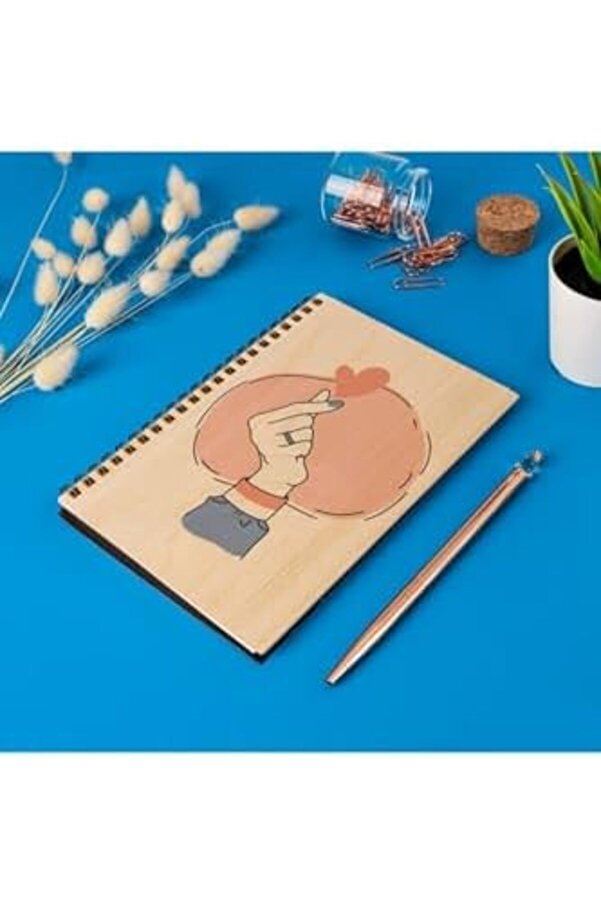 Modashi̇ne Power Tasarımlı 8 Cm X 12 Cm Ölçüleri̇nde Çi̇zgi̇si̇z 48 Yaprak Ahşap Kapaklı Defter Modascope