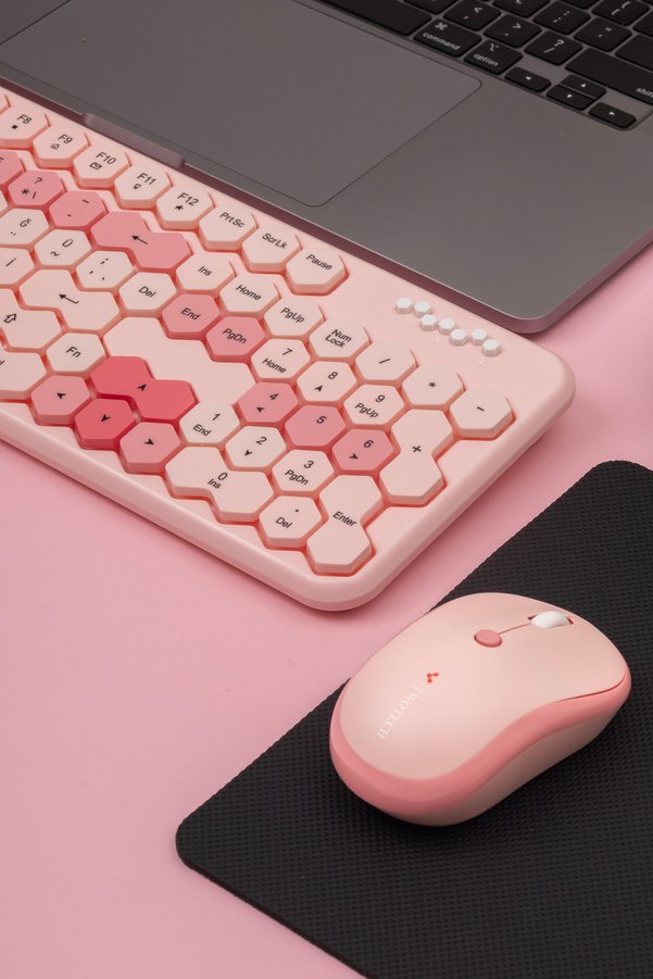 TWOTECH Petek Görünümlü Kablosuz Renkli Klavye Mouse Seti - Retro Sessiz Q Türkçe Dizayn