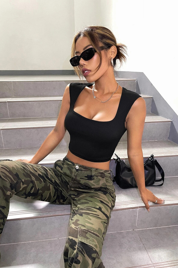 Fantasti̇k Store Defnada Kadın Si̇yah Kare Yaka Kalınlaşan Omuz Detaylı Crop Top Bluz