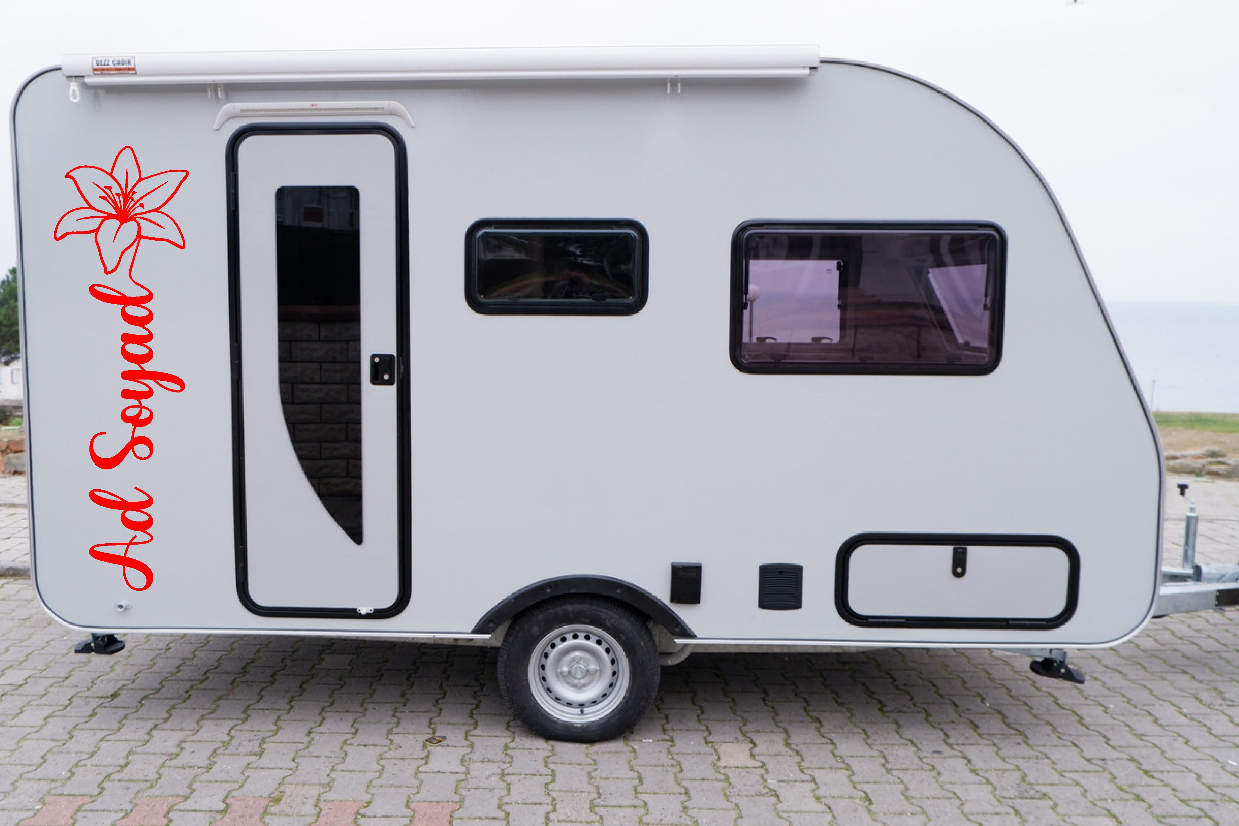 Kır Çi̇çekli̇ Ad Soyad Sti̇cker - Ki̇şi̇sel Isi̇m Soyi̇si̇m Sti̇cker - Araba Oto Motosi̇klet Karavan Cam Sti̇cker - 00306 15 Cm 