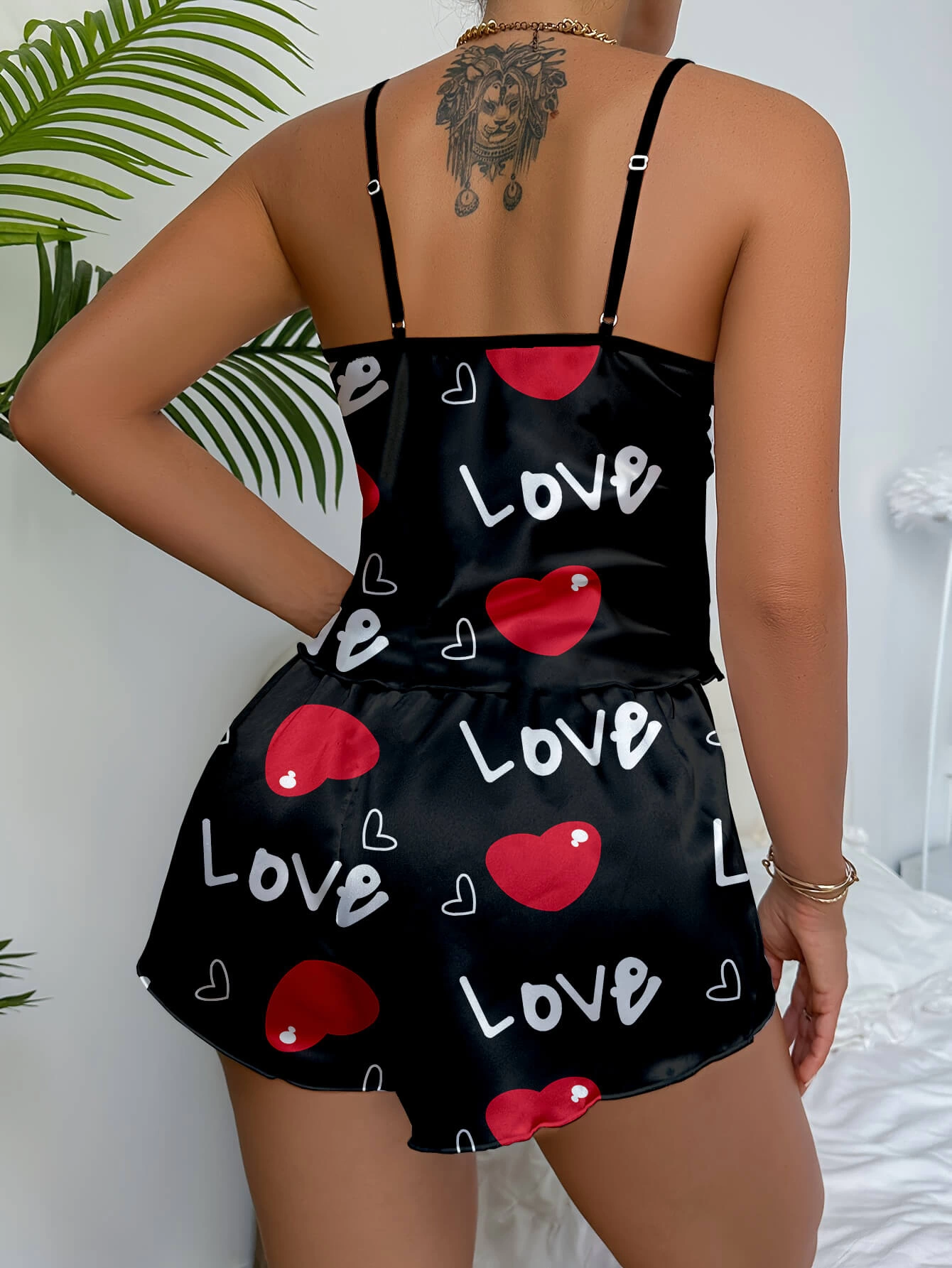 Leyna Aşk Temalı Kalp Desenli̇ Si̇yah Saten Şortlu Geceli̇k Takım