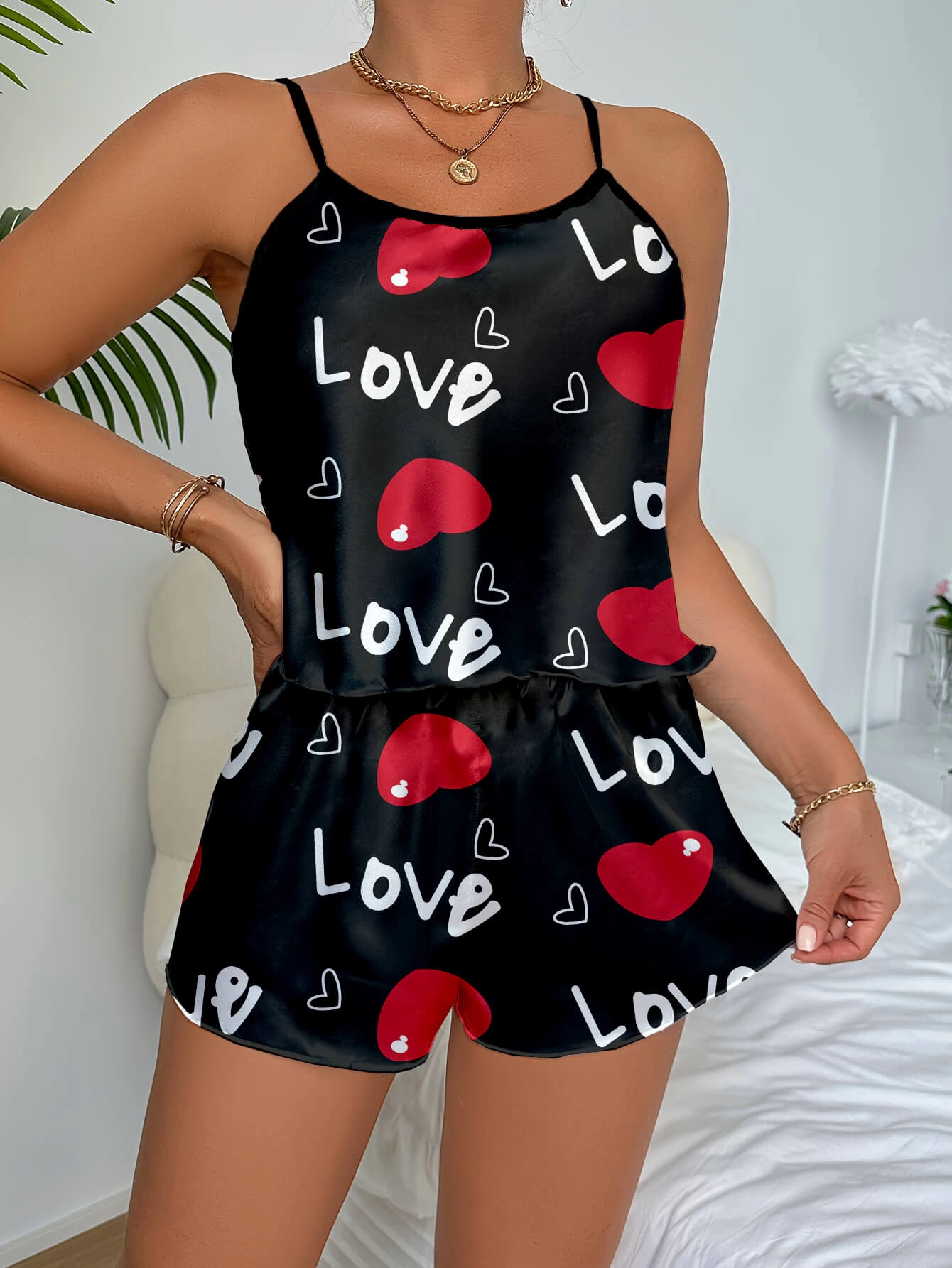 Leyna Aşk Temalı Kalp Desenli̇ Si̇yah Saten Şortlu Geceli̇k Takım
