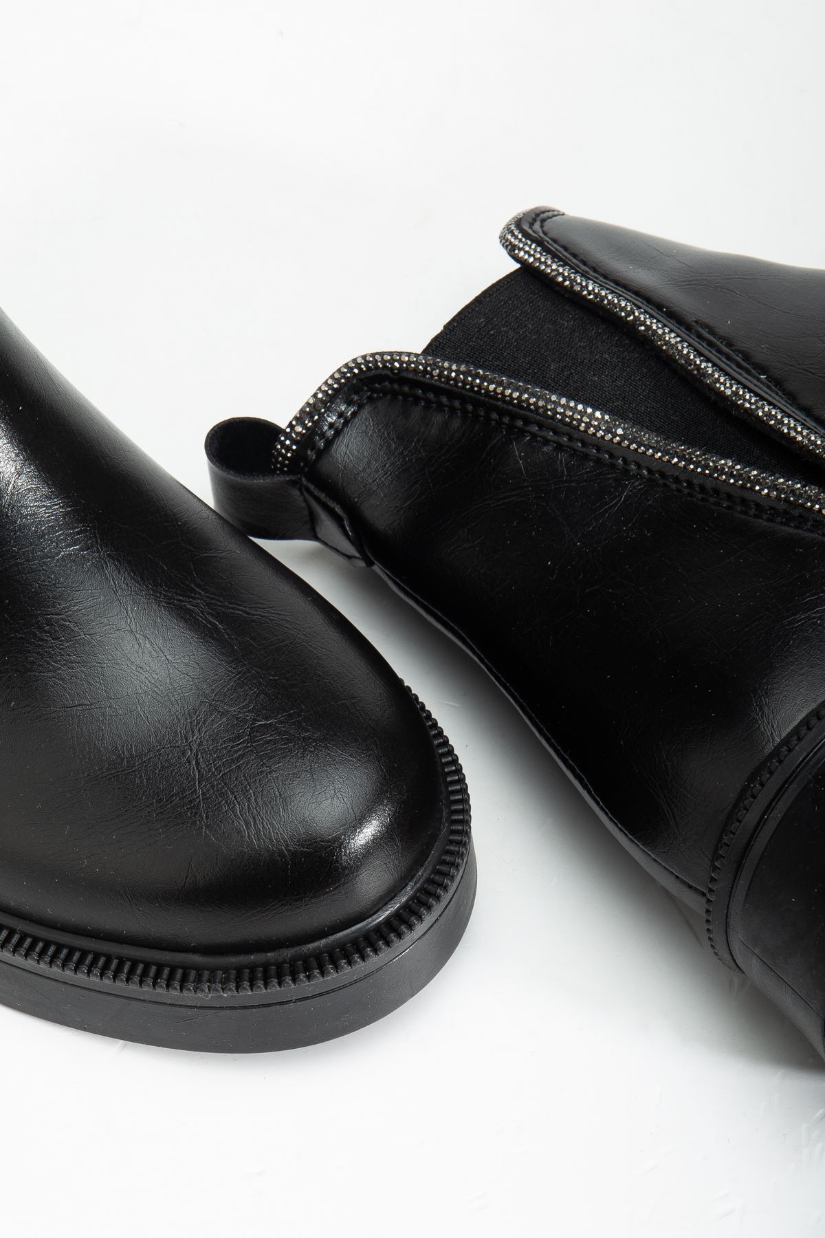 02-02 Si̇yah Kırışık Rugan Taş Aksesuarlı Lasti̇kli̇ Günlük Kadın Bot