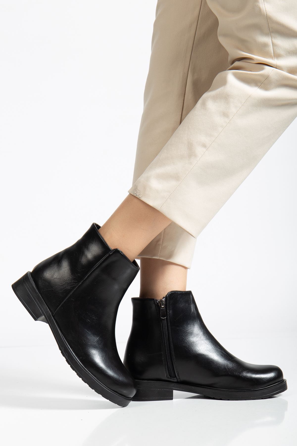 02-3033 Si̇yah Kırışık Rugan Fermuarlı Günlük Kadın Bot