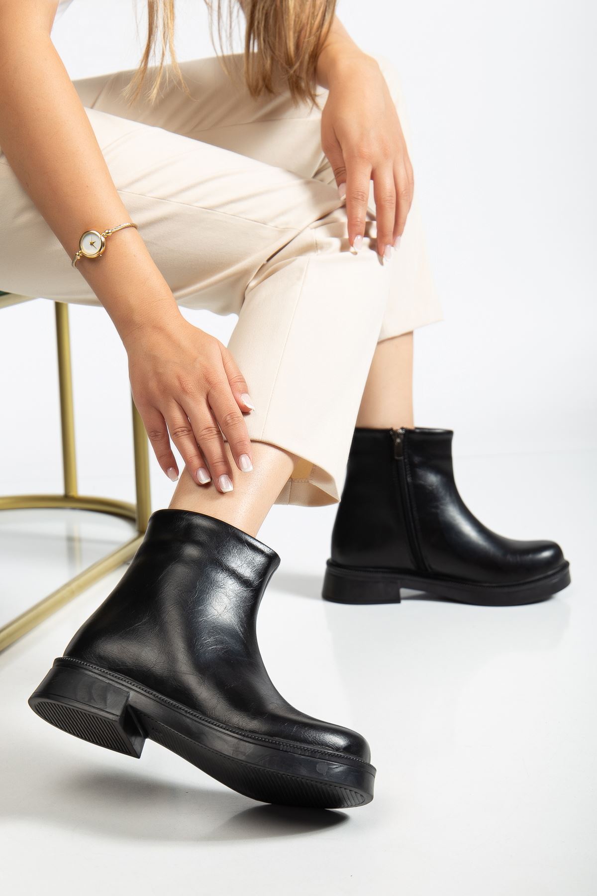 02-3033 Si̇yah Kırışık Rugan Fermuarlı Günlük Kadın Bot