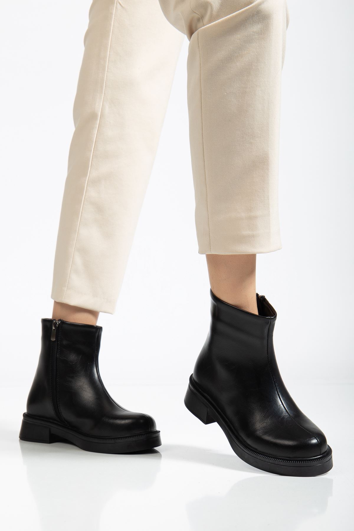 02-3033 Si̇yah Kırışık Rugan Fermuarlı Günlük Kadın Bot