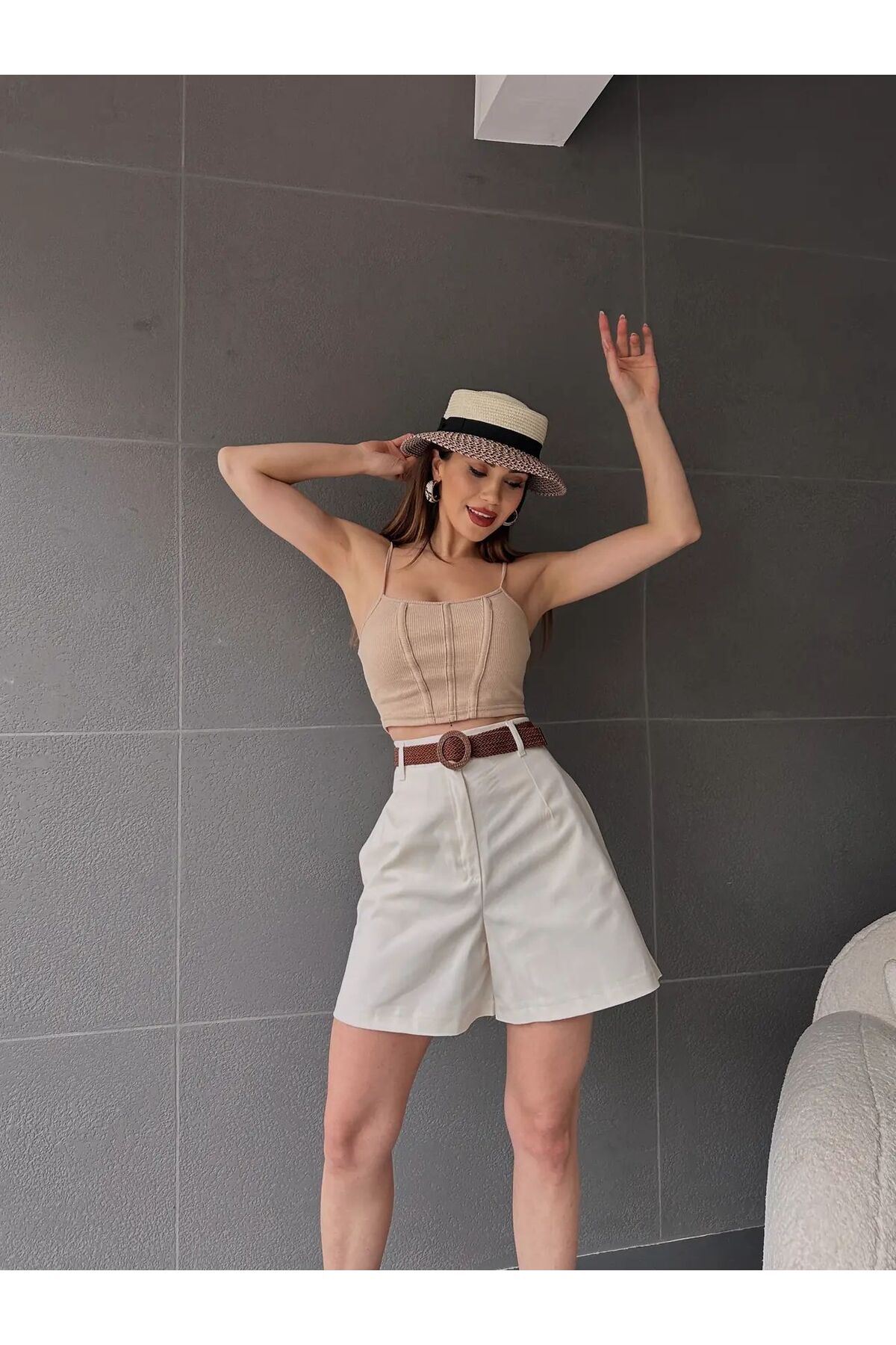 Beli̇ Kemerli̇ Geni̇ş Paçalı Mom Şort -Krem