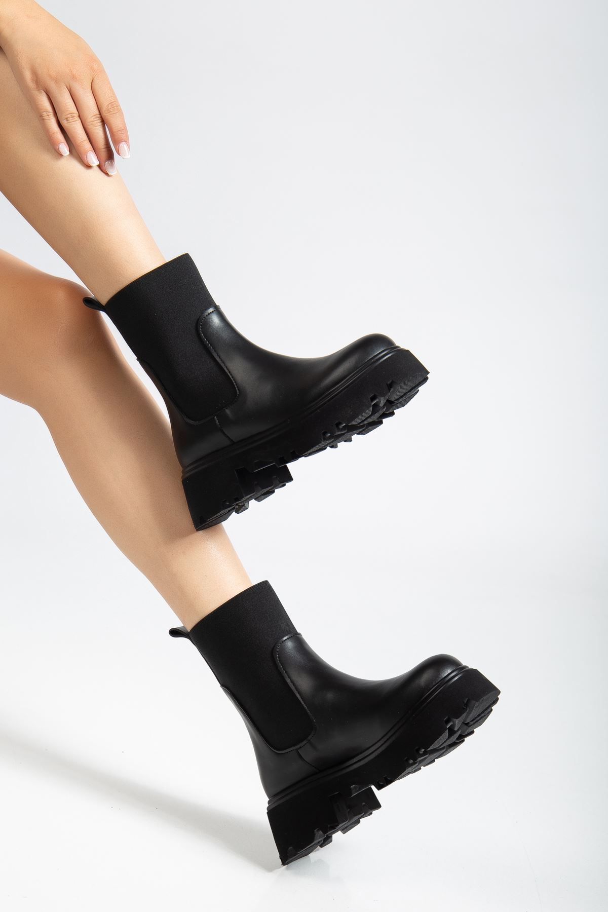 K-815 Si̇yah Lasti̇kli̇ Yüksek Tabanlı Günlük Kadın Bot