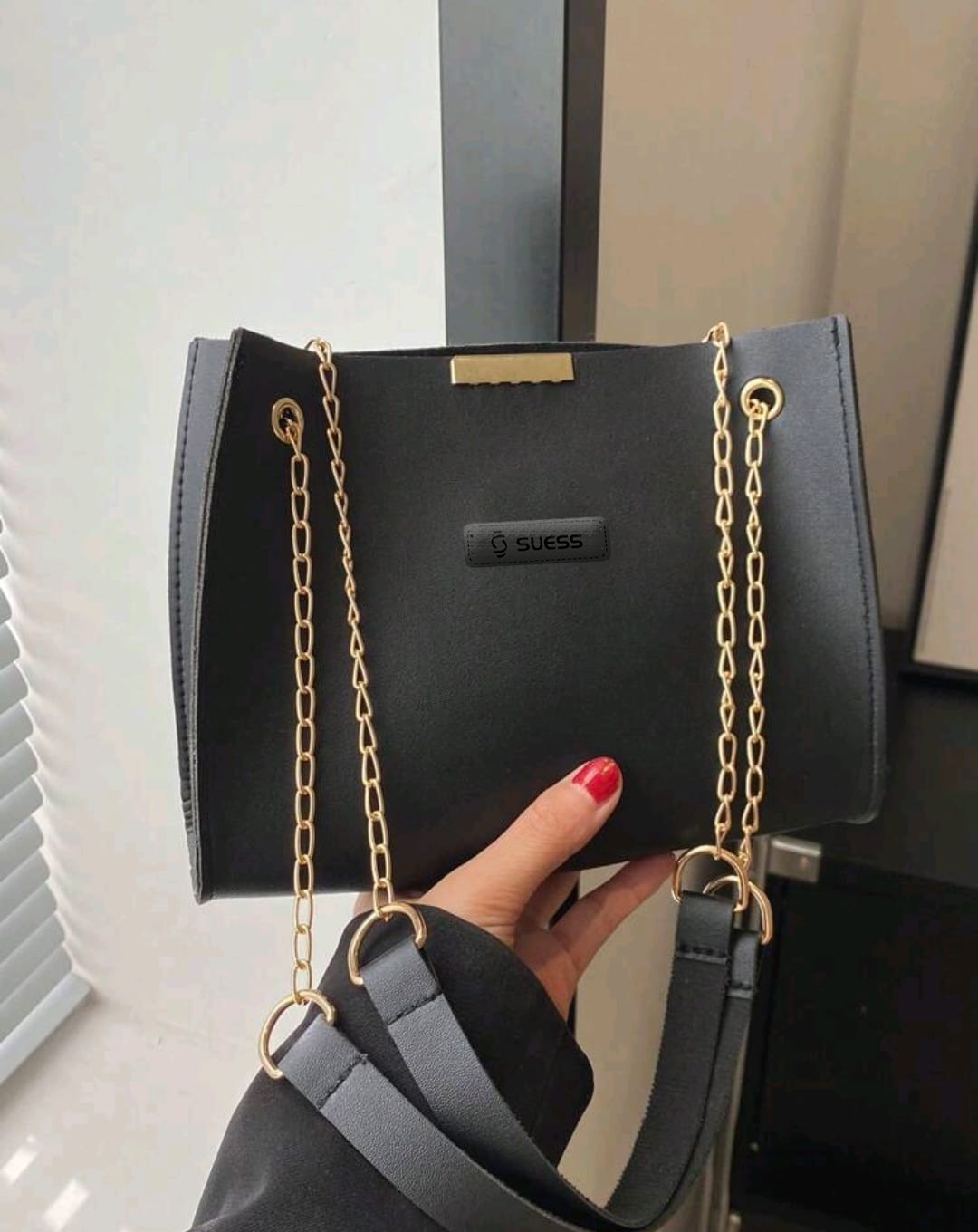 Zi̇nci̇r Askılı Ve Zi̇nci̇r Kapamalı Deri̇ Mi̇ni̇ Kare Çanta